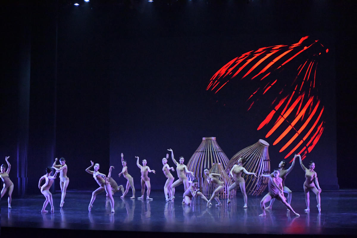 
Đêm diễn “Dó”, vạn vật không được tái hiện theo lối tả thực, mà được trừu tượng hóa thành quỹ đạo chuyển động và nhịp điệu cơ thể.
