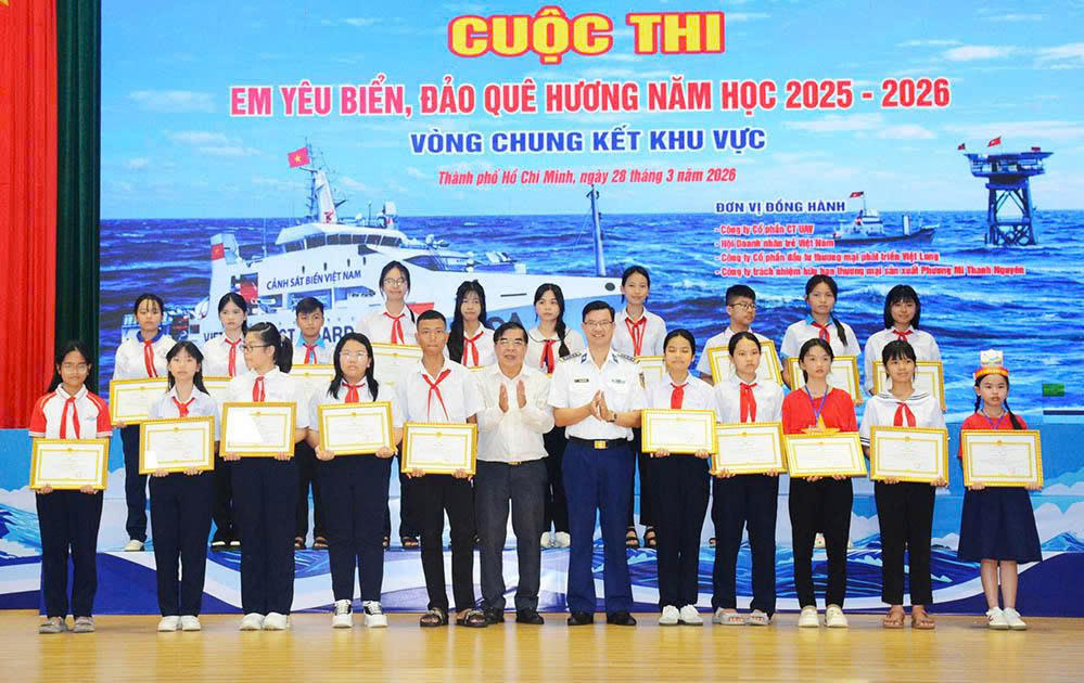 Khen thưởng các cá nhân đạt giải cao tại cuộc thi. Ảnh: Đức Định.
