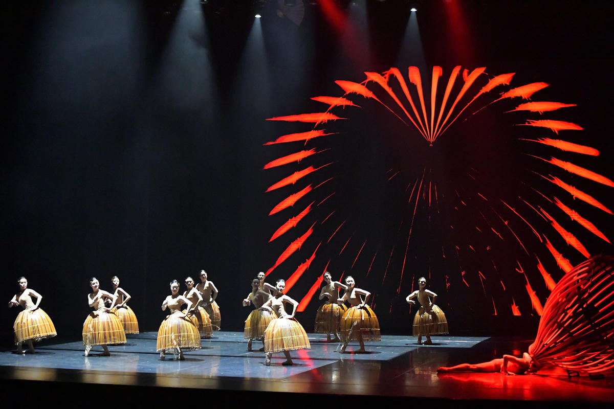 Bằng sự sáng tạo và một nỗ lực lao động nghệ thuật, “Dó” kiến tạo một thế giới sân khấu giàu tính biểu tượng với những chất liệu thuần Việt.