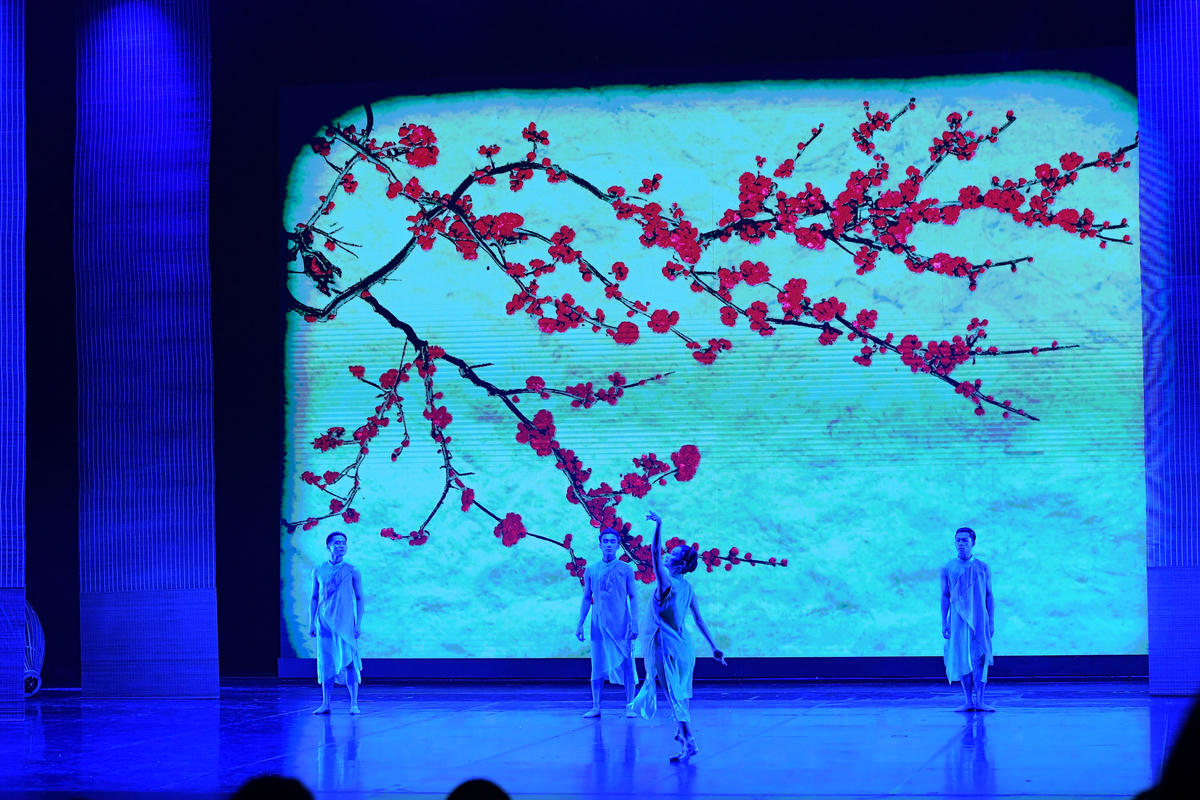 “Dó” gồm bốn phần Mùa đông, Mùa thu, Mùa hạ, Mùa xuân, tương ứng các chương hồi Buộc gió, Lặng gió, Gió mùa, Gió say. 

