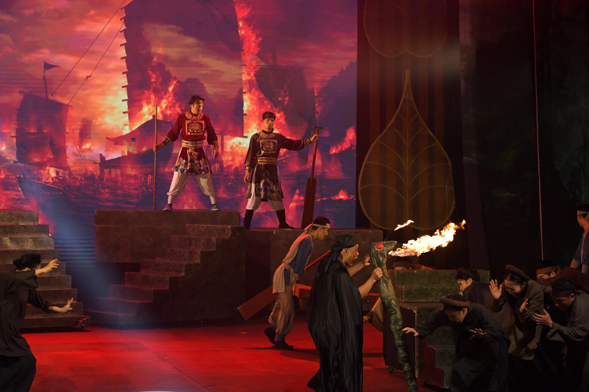 Cảnh quân giặc xâm lược đàn áp nhân dân.