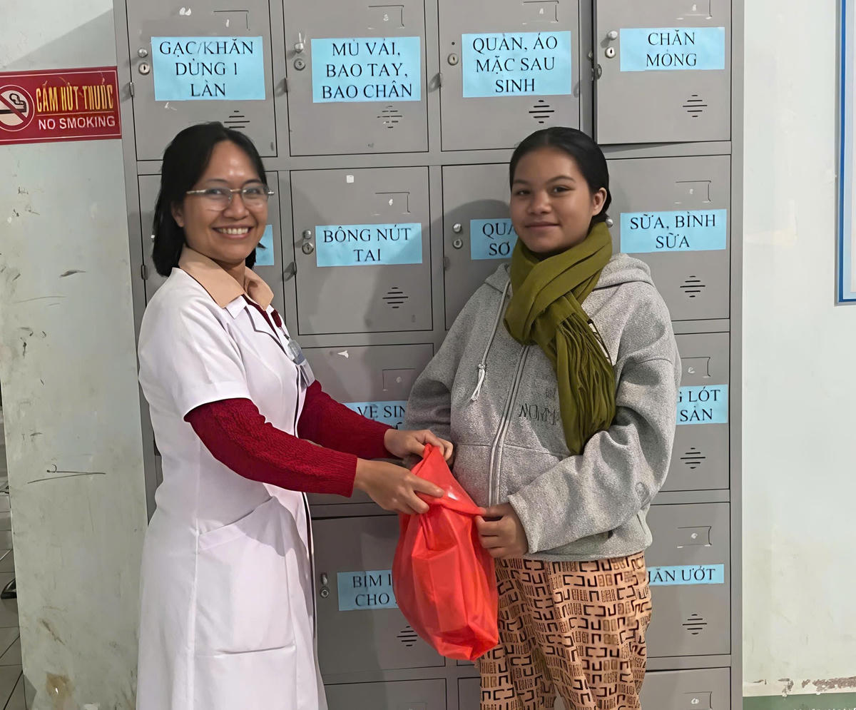 Cán bộ của Trung tâm Y tế Tu Mơ Rông&nbsp;hỗ trợ miễn phí các vật dụng thiết yếu cho trẻ sơ sinh. Ảnh: CV.