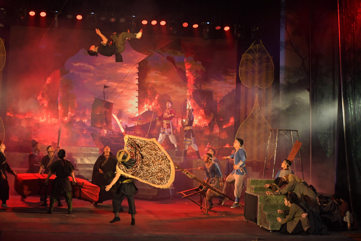 Cảnh đánh giặc với những màn  nhào lộn, cầu bật.