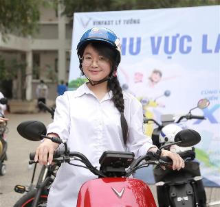 Em Nguyễn Thị Uyển Nhi (lớp 10A4, Trường THPT Quốc Oai) lái thử xe điện của VinFast