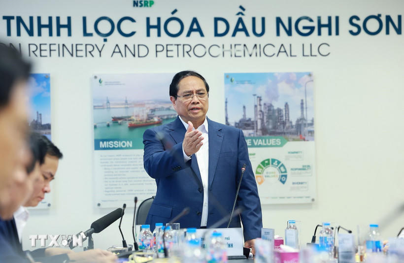 Thủ tướng Phạm Minh Chính làm việc với lãnh đạo Công ty trách nhiệm hữu hạn Lọc hoá dầu Nghi Sơn. (Ảnh: Dương Giang/TTXVN).