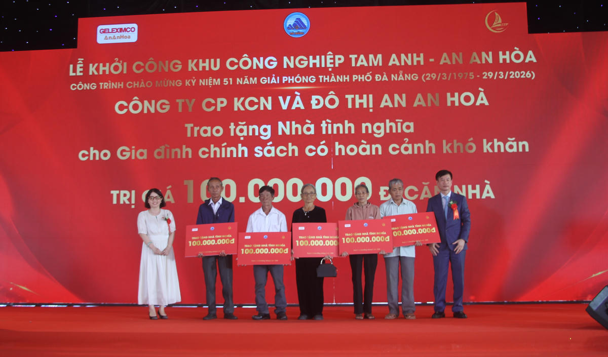 Lãnh đạo Công ty Cổ phần KCN và Đô thị An An Hòa trao tặng 5 ngôi nhà tình nghĩa cho các gia đình chính sách ở xã Tam Anh. Ảnh: Nguyễn Tín.