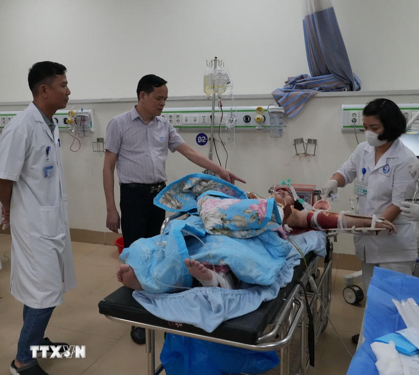 Trong số 4 bệnh nhân đang cấp cứu tại bệnh viện đa khoa Vĩnh Phúc có một bệnh nhân 30 tuổi tiên lượng nặng. (Ảnh: Nguyễn Thảo/TTXVN).