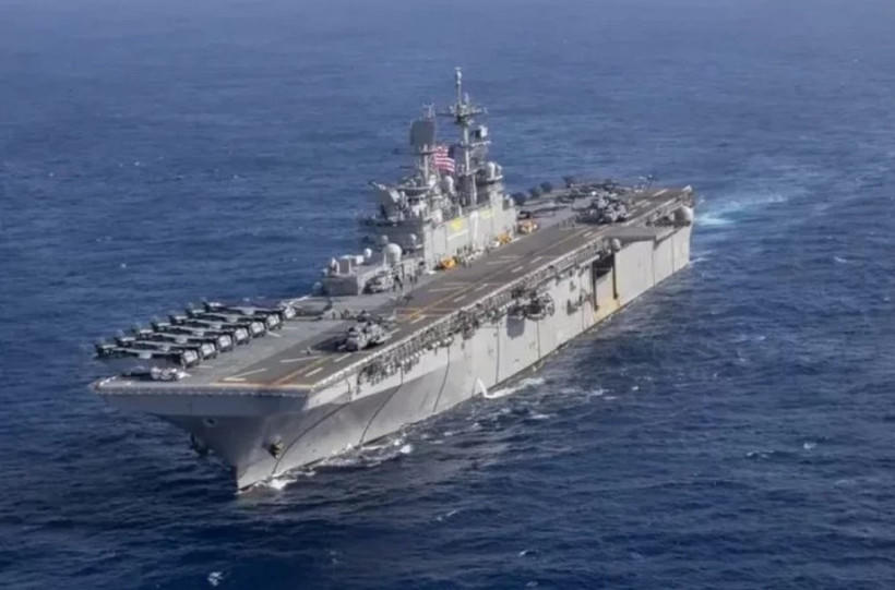 Tàu đổ bộ USS Tripoli. (Ảnh: Reuters).