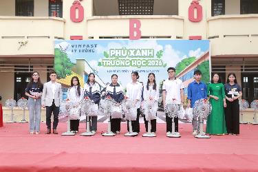 Đại diện VinFast trao quà tặng cho các em học sinh trong khuôn khổ sự kiện