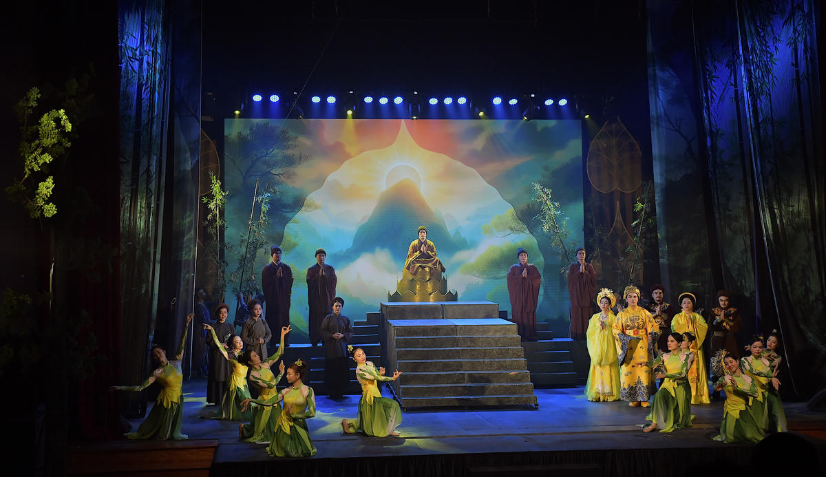 Một điều đặc biệt là sự thay đổi về không gian sân khấu truyền thống của nghệ thuật xiếc từ sân khấu tròn sang sân khấu vuông, đã khai thác tối đa hệ thống âm thanh, ánh sáng và công nghệ trình chiếu hiện đại.&nbsp;