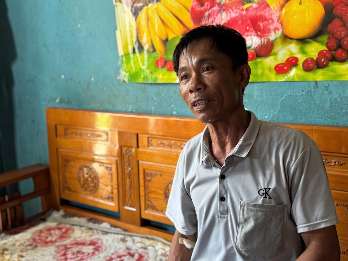 Ông Lê Công Quang kể lại giây phút cứu người. Ảnh: Nguyễn Tú.