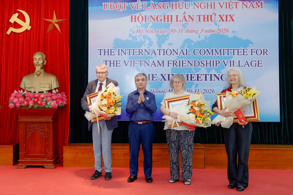 Thừa ủy quyền của Chủ tịch nước, Thượng tướng Phạm Hồng Hương&nbsp;trao tặng Huân chương Hữu nghị cho các thành viên của Ủy ban quốc tế về Làng Hữu nghị Việt Nam.&nbsp;. Ảnh: Quang Vinh.