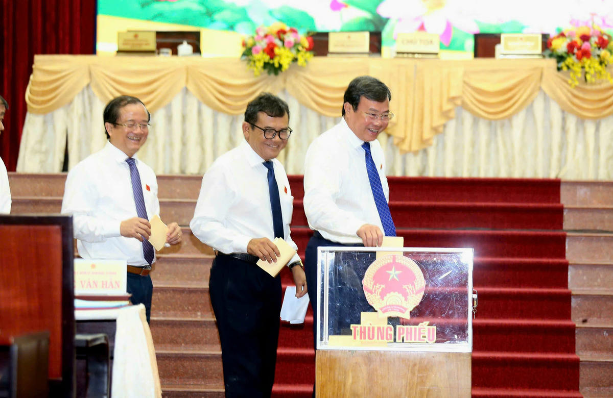 Các đại biểu cũng bầu và thông qua nhiều chức danh trong bộ máy chính quyền ở kỳ họp thứ nhất. Ảnh: H.D.