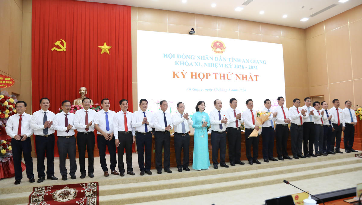 Bí thư Tỉnh uỷ An Giang Nguyễn Tiến Hải tặng hoa chúc mừng Chủ tịch UBND tỉnh, các Phó Chủ tịch UBND tỉnh và&nbsp;các Ủy viên UBND tỉnh nhiệm kỳ 2026-2031. Ảnh: Thanh Tiến