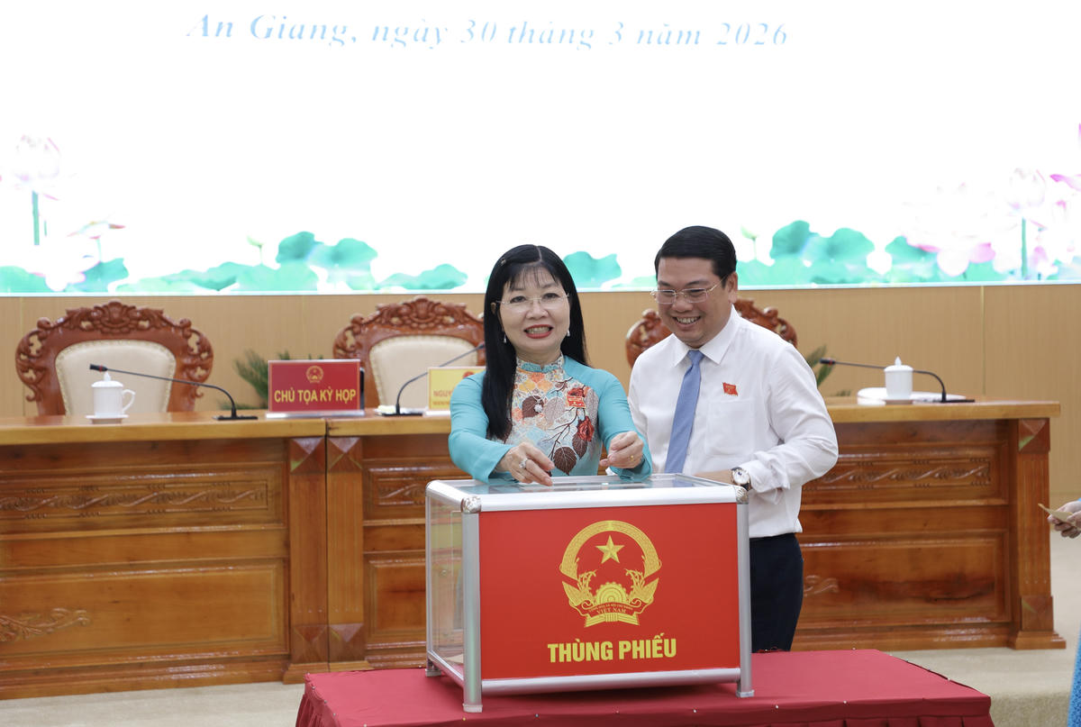 Các đại biểu bỏ phiếu bầu Chủ tịch HĐND tỉnh nhiệm kỳ 2026-2031. Ảnh: N.H