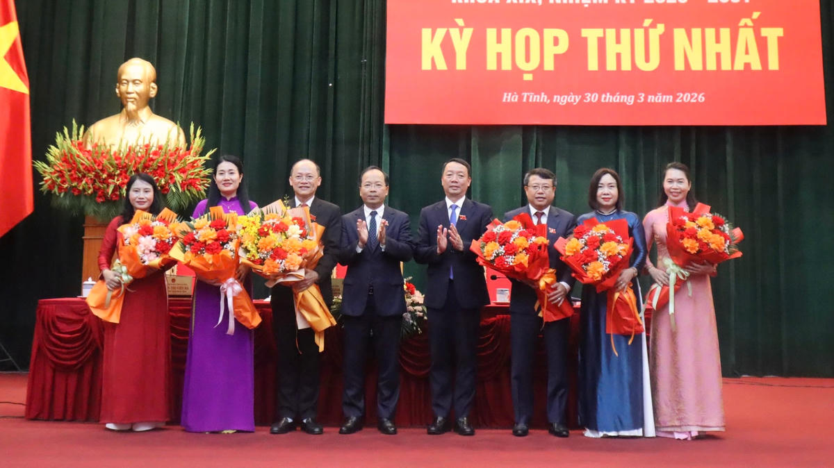 Ông Nguyễn Duy Lâm - Ủy viên Ban Chấp hành Trung ương Đảng, Bí thư Tỉnh ủy; ông Phan Thiên Định - Phó Bí thư Tỉnh ủy, Chủ tịch UBND tỉnh tặng hoa chúc mừng Thường trực HĐND tỉnh Hà Tĩnh khóa XIX. Ảnh: HĐND Hà Tĩnh.