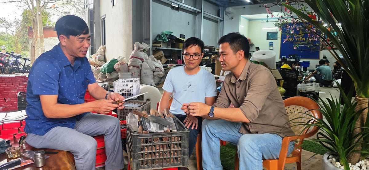 Do không có quy định rõ ràng về quy chuẩn đâu là vũ khí thô sơ, đâu là công cụ lao động đang khiến người dân làng rèn gặp muôn vàn khó khăn. Ảnh: Nguyễn Chung.