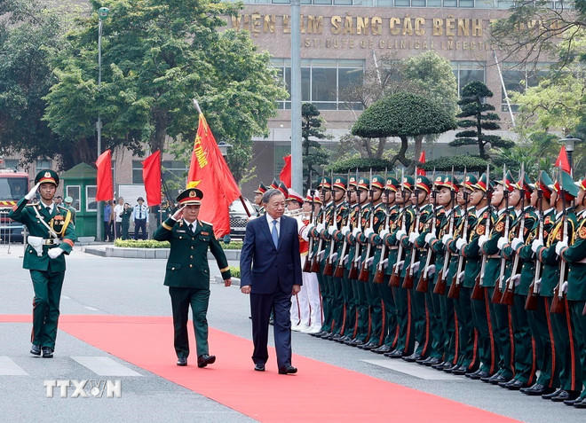 Lễ đón Tổng Bí thư Tô Lâm, Bí thư Quân ủy Trung ương đến dự lễ kỷ niệm. (Ảnh: Thống Nhất/TTXVN).