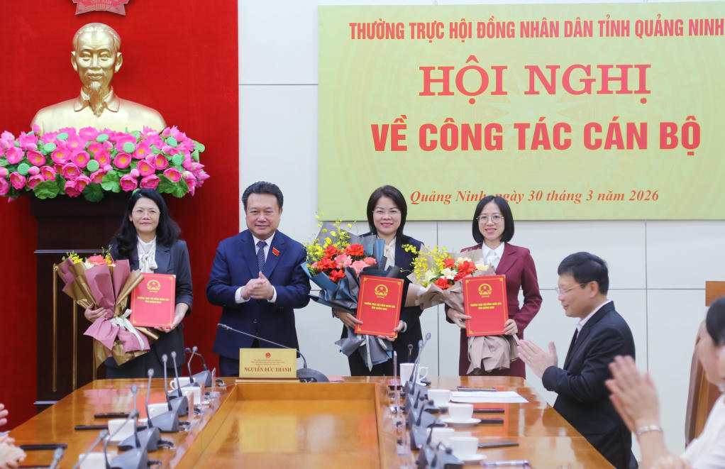 Phó Chủ tịch HĐND tỉnh Quảng Ninh Nguyễn Đức Thành trao Nghị quyết về việc xác nhận kết quả bầu cử chức vụ cho các Trưởng ban của HĐND tỉnh Quảng Ninh khóa XV, nhiệm kỳ 2026-2031. Ảnh: QMG.