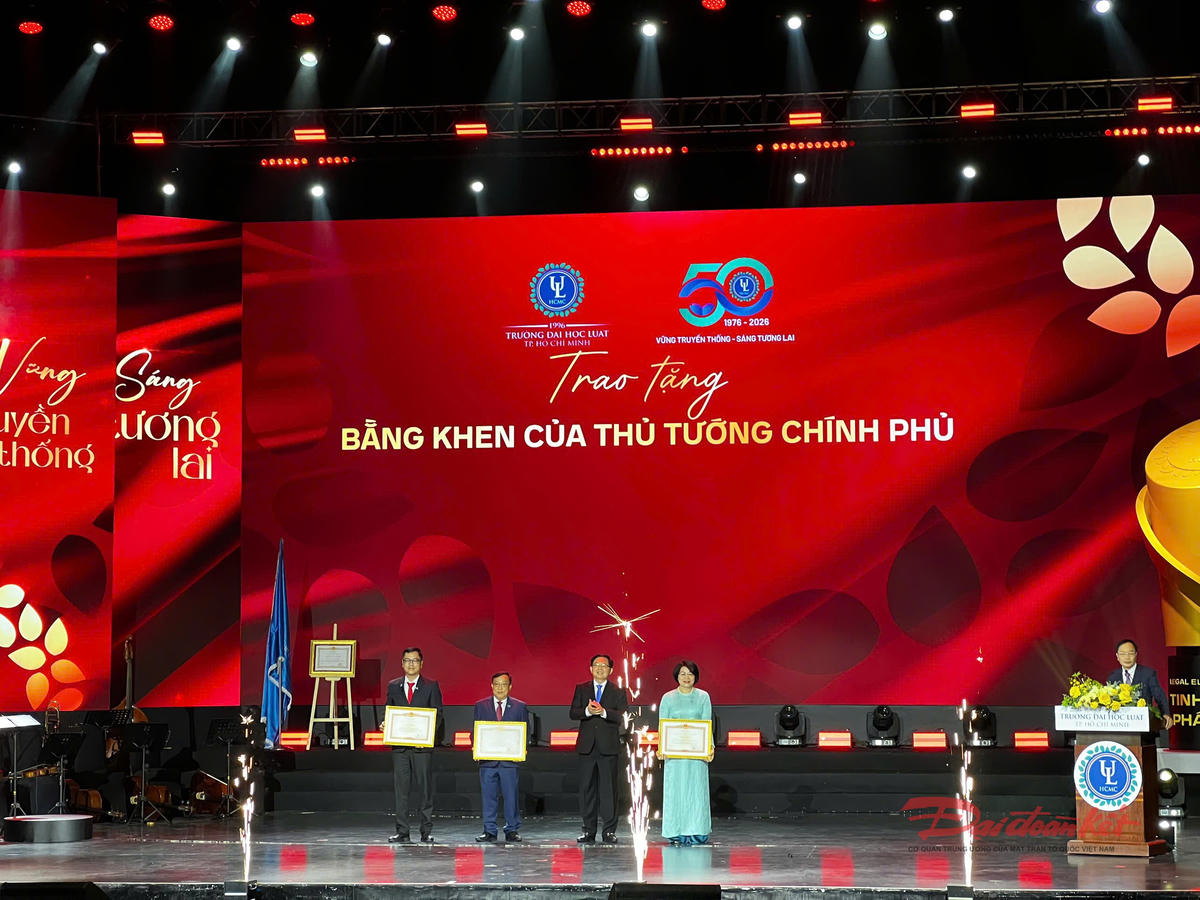 Trao tặng Bằng khen của Thủ tướng Chính phủ cho 3 nhà giáo xuất sắc của Trường Đại học Luật TP Hồ Chí Minh. Ảnh: Hồng Phúc.