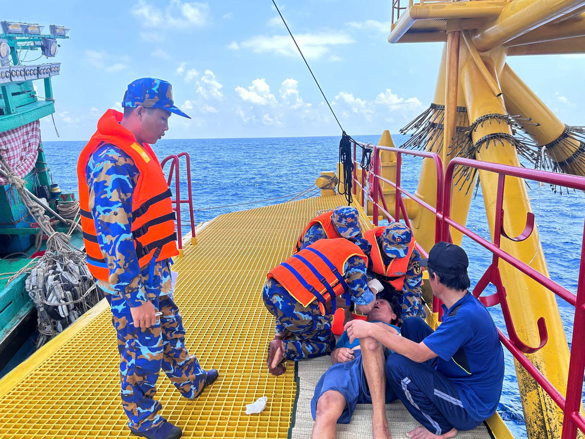 Quân y nhà giàn DK1/11 sơ cấp cứu ngư dân bị tai nạn. Ảnh: Quách Nghĩa.