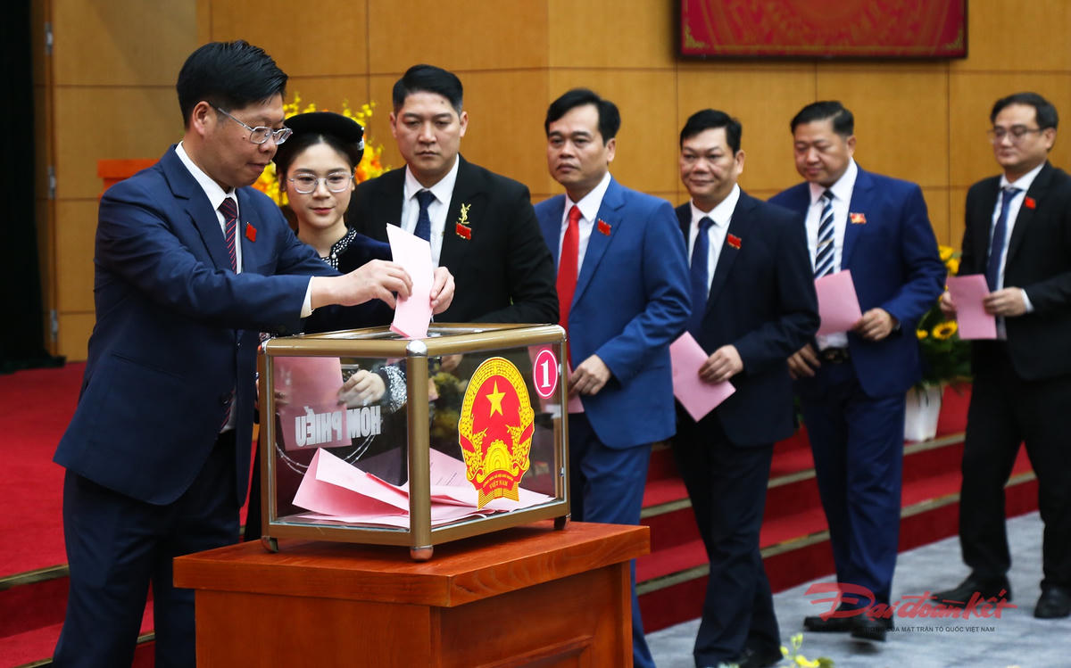 Các đại biểu HĐND tỉnh Cao Bằng tiến hành bỏ phiếu bầu Chủ tịch UBND tỉnh nhiệm kỳ 2026-2031. Ảnh: Hân Nguyễn.