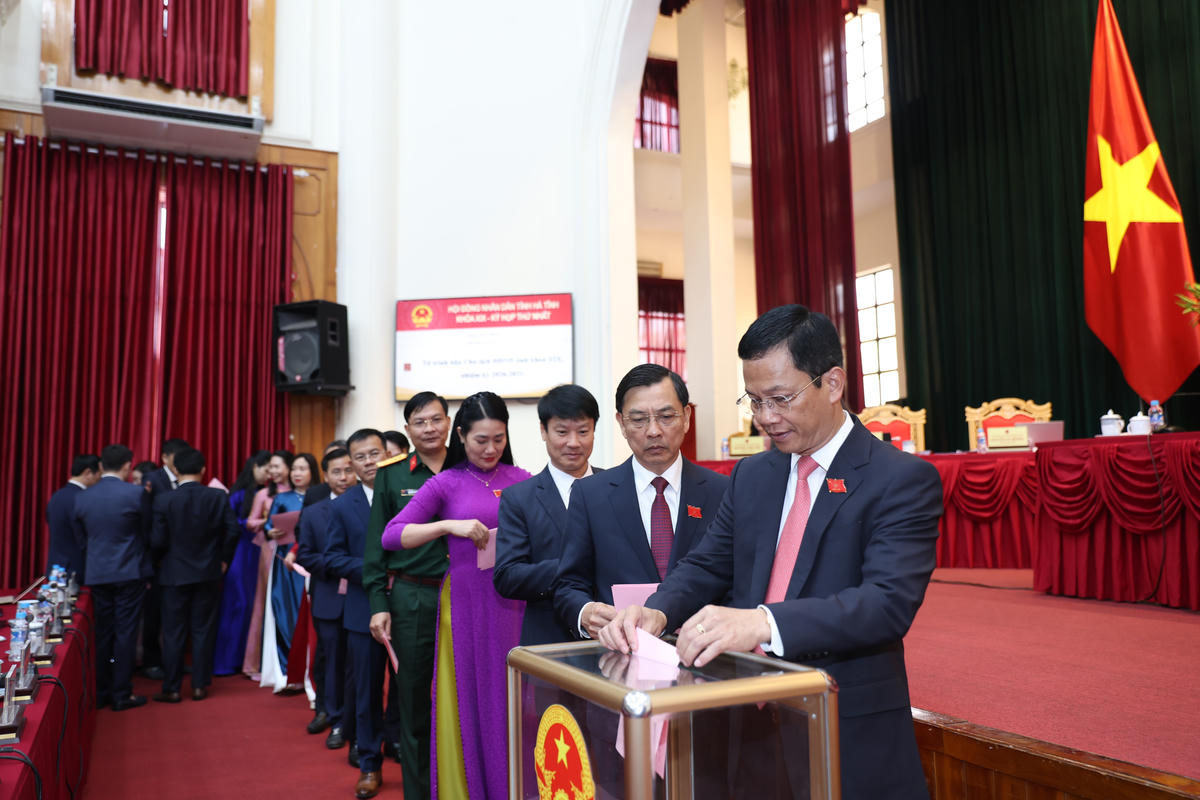 Đại biểu tại kỳ họp tham gia bỏ phiếu. Ảnh: HĐND Hà Tĩnh.