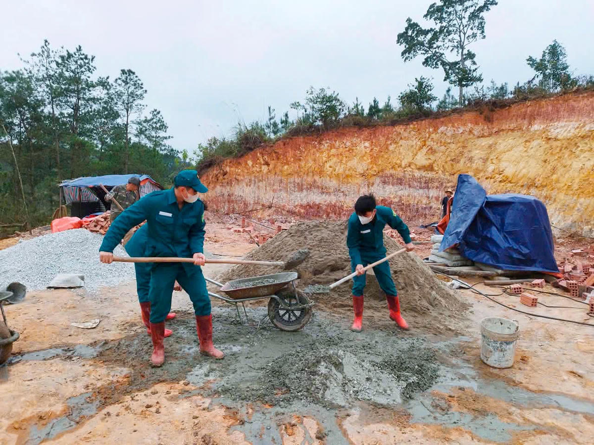 Lực lượng dân quân tự vệ xã Mẫu Sơn hỗ trợ người dân xóa nhà tạm.