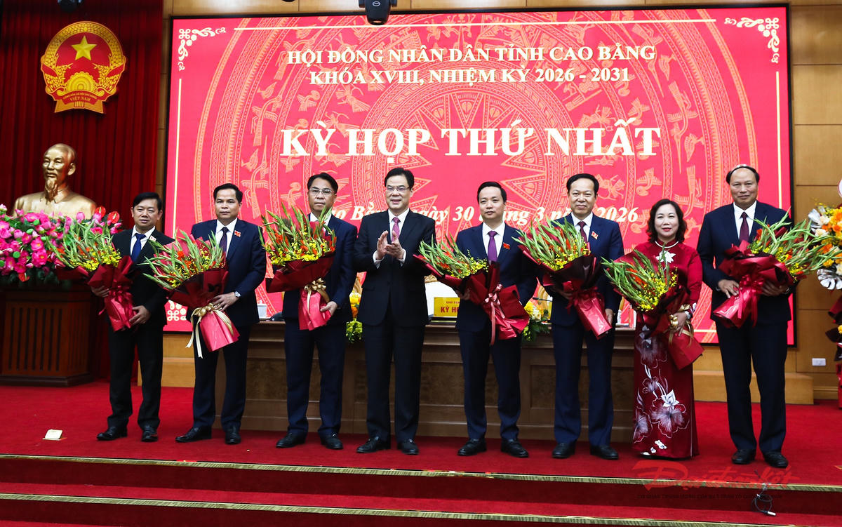 Ông Vũ Hồng Quang - Phó Bí thư Tỉnh ủy, Chủ tịch Ủy ban MTTQ Việt Nam tỉnh Cao Bằng tặng hoa chúc mừng các cá nhân vừa được bầu giữ chức vụ chủ chốt HĐND, UBND tỉnh Cao Bằng. Ảnh: Hân Nguyễn.