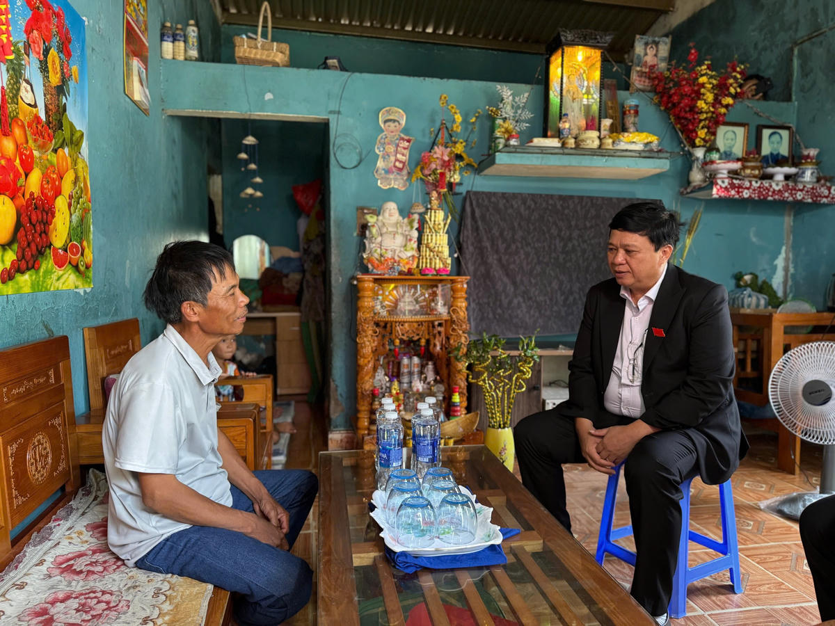 Chủ tịch UBND phường Nguyễn Thúc Dũng thăm và biểu dương ông Lê Công Quang. Ảnh: Nguyễn Tú.