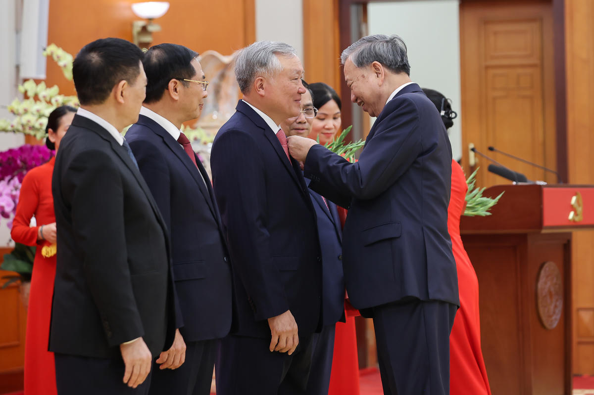 Tổng Bí thư Tô Lâm trao Huân chương Quân công hạng nhất và trao Huy hiệu 45 năm tuổi Đảng tặng đồng chí Nguyễn Hoà Bình, Uỷ viên Bộ Chính trị khoá XIII, Phó Thủ tướng Thường trực Chính phủ - Ảnh: VGP/Nhật Bắc