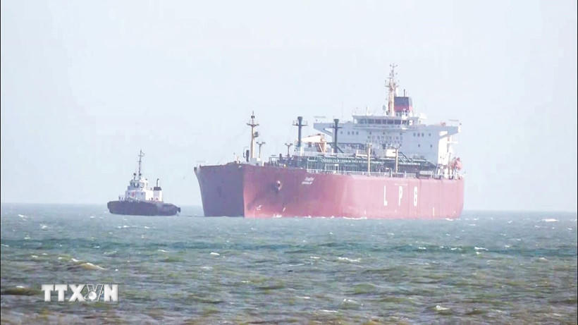 Tàu chở dầu khí tự nhiên hóa lỏng di chuyển qua eo biển Hormuz. (Ảnh: ANI/TTXVN).