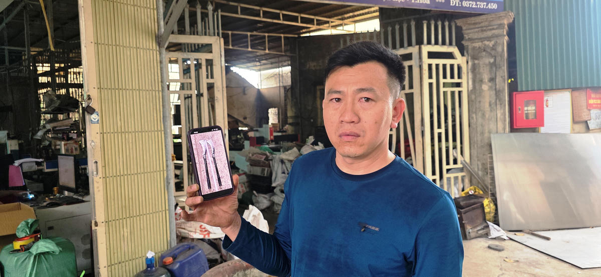 Cùng một mẫu dao phát, nhưng nếu được làm bằng cán gỗ thì vẫn được lưu hành, còn nếu được làm bằng cán sắt thì bị cấm và rất dễ vướng vào lao lý. Ảnh: Nguyễn Chung.