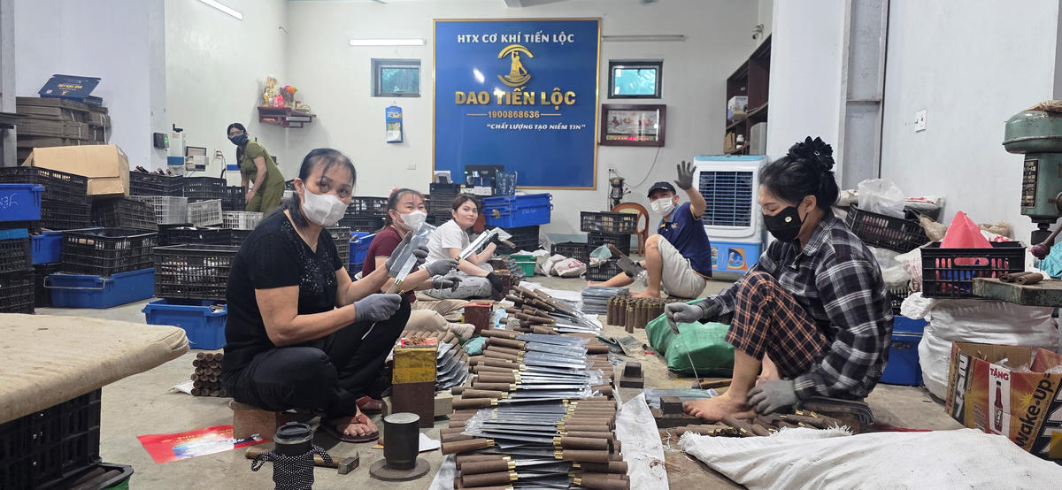 Nghề rèn truyền thống đang mang lại thu nhập ổn định và đời sống no đủ cho người dân tại Tiến Lộc. Ảnh: Nguyễn Chung.