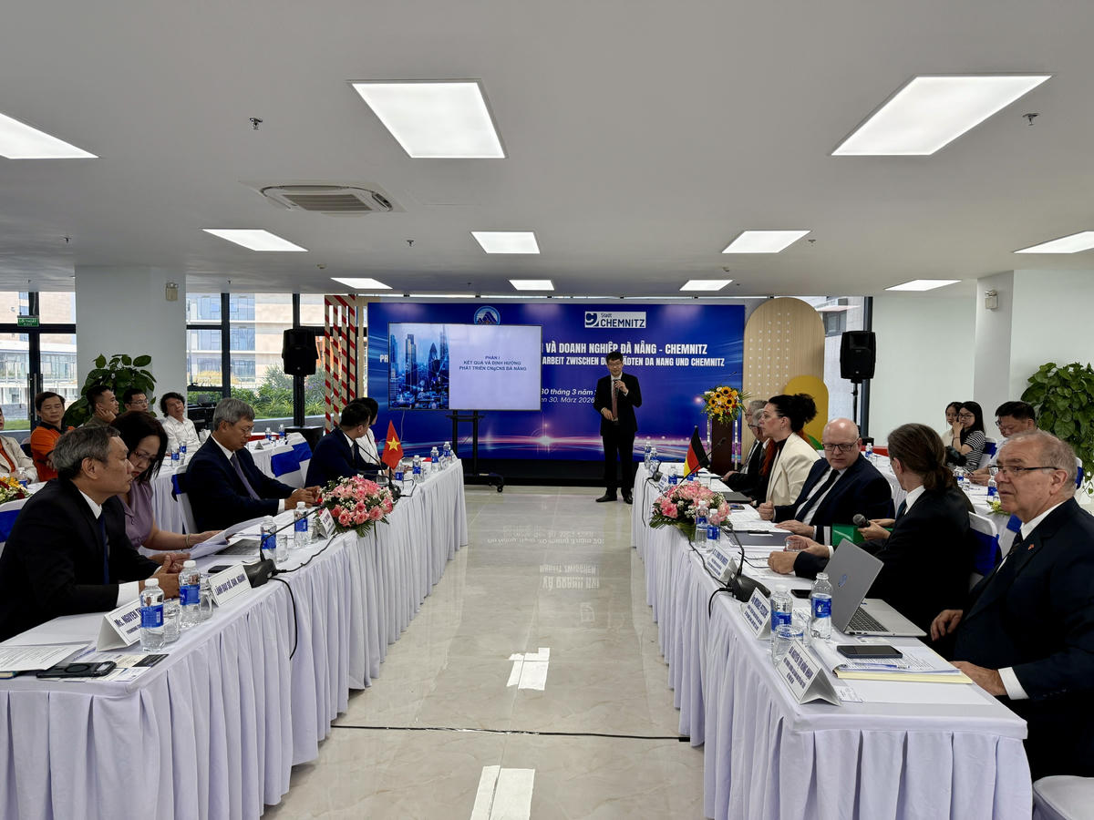 Phó Giám đốc Sở Khoa học và Công nghệ TP Đà Nẵng Lê Sơn Phong giới thiệu ngành công nghệ cao, công nghệ bán dẫn, AI, công nghệ xanh tại Đà Nẵng. Ảnh: Nguyễn Tú.