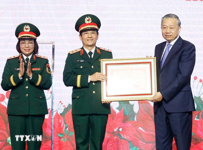 Tổng Bí thư Tô Lâm, Bí thư Quân ủy Trung ương trao Huân chương Hồ Chí Minh tặng Bệnh viện Trung ương Quân đội 108. (Ảnh: Thống Nhất/TTXVN)