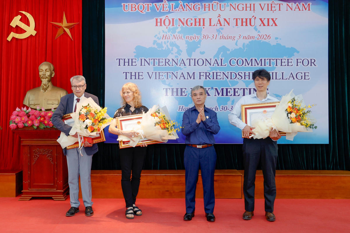 Thượng tướng Phạm Hồng Hương trao tặng Huy chương Hữu nghị cho các thành viên của Ủy ban quốc tế về Làng Hữu nghị Việt Nam. Ảnh: Quang Vinh.