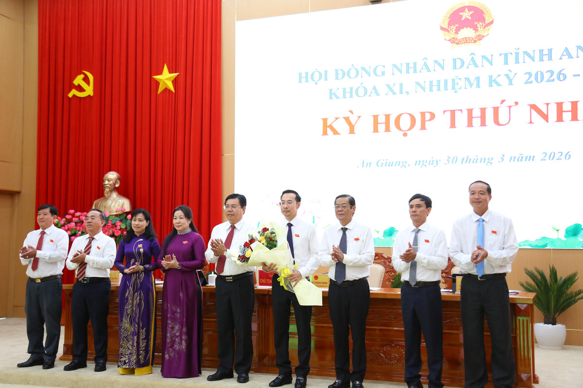 Bí thư Tỉnh uỷ An Giang Nguyễn Tiến Hải tặng hoa chúc mừng Chủ tịch HĐND, các Phó Chủ tịch HĐND và&nbsp;Trưởng các Ban của HĐND tỉnh&nbsp;khoá XI, nhiệm kỳ 2026-2031. Ảnh: Thanh Tiến
