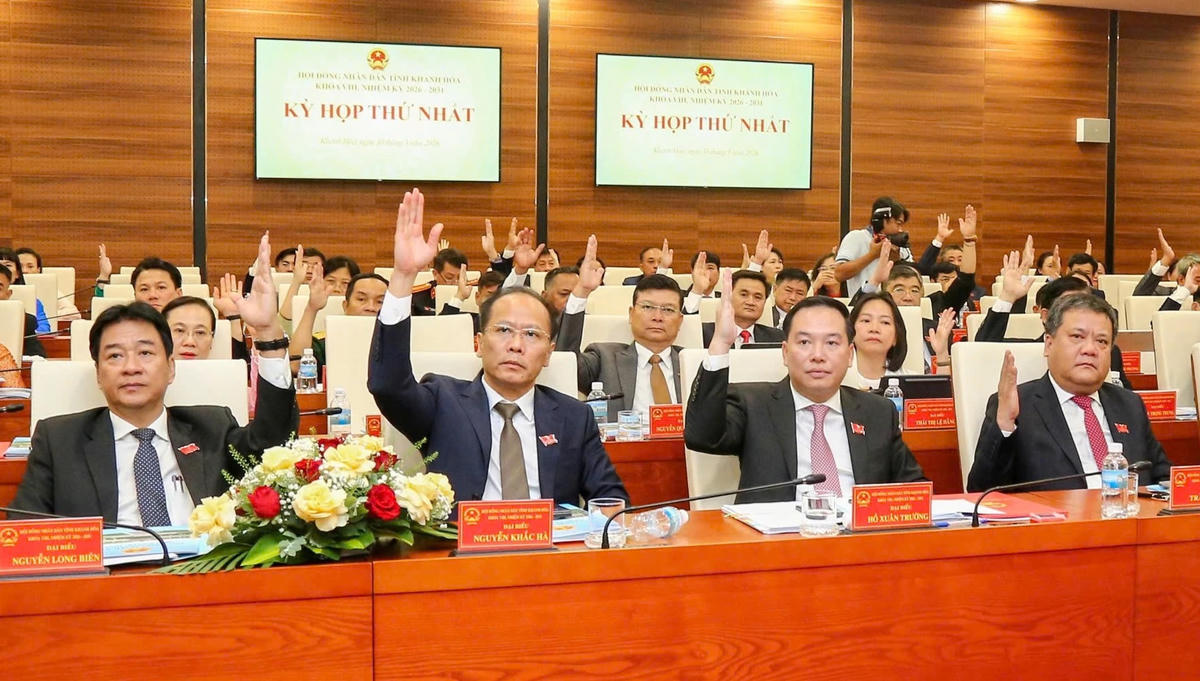 Các đại biểu biểu quyết thông qua chương trình Kỳ họp thứ nhất HĐND tỉnh khóa VIII, nhiệm kỳ 2026-2031. Ảnh X.H