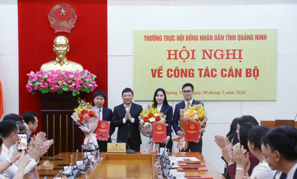 Phó Chủ tịch HĐND tỉnh Quảng Ninh Nghiêm Xuân Cường trao Nghị quyết về việc phê chuẩn danh sách cho các Ủy viên hoạt động chuyên trách tại các ban của HĐND tỉnh Quảng Ninh khóa XV, nhiệm kỳ 2026-2031. Ảnh: QMG.