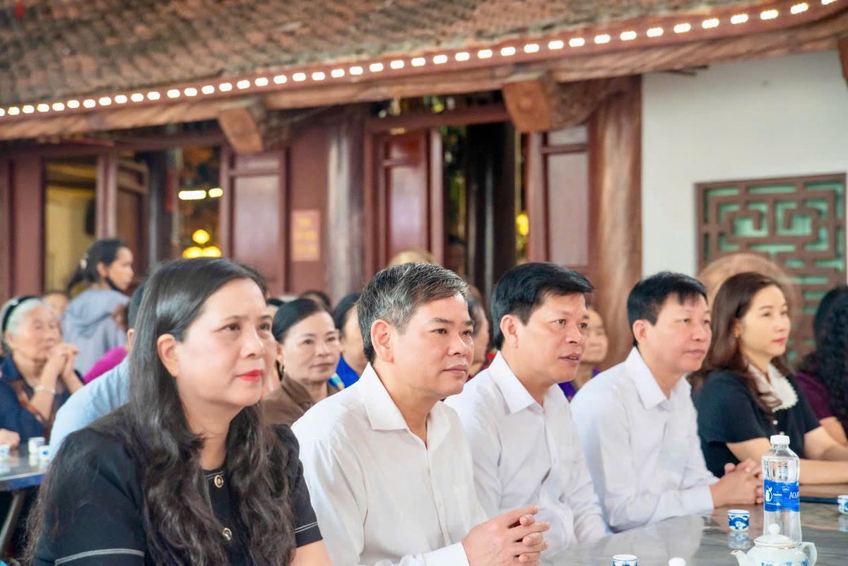 Lãnh đạo Cấp ủy, Chính quyền, MTTQ và người dân địa phương tham dự buổi tế lễ. Ảnh: TD