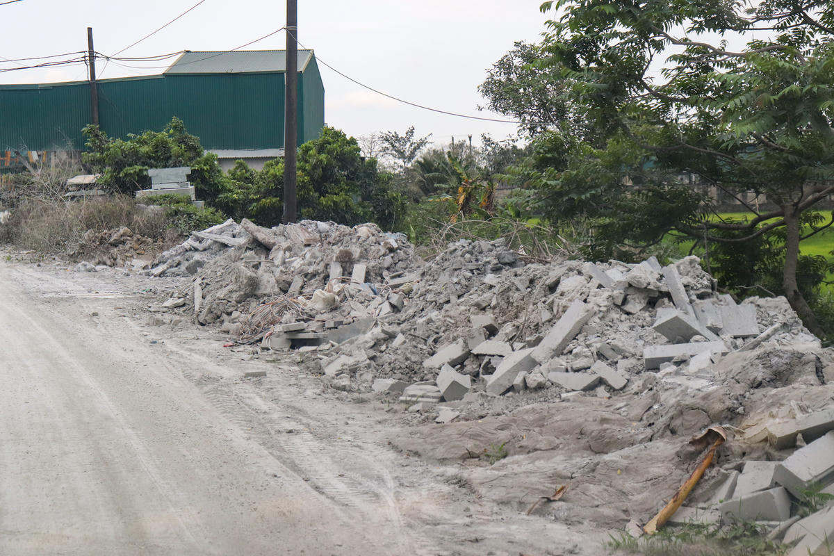 Chất thải đổ ngổn ngang dọc tuyến đường Đài Loan. Ảnh: Đình Minh