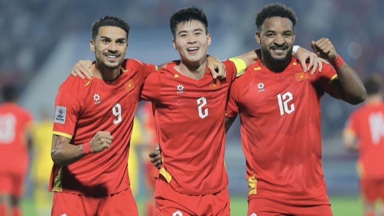 Xuân Son lập cú đúp giúp tuyển Việt Nam đánh bại Malaysia