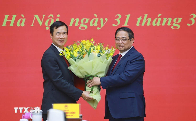 Thủ tướng Phạm Minh Chính tặng hoa chúc mừng ông Bùi Thế Duy giữ chức Giám đốc Đại học Quốc gia Hà Nội.