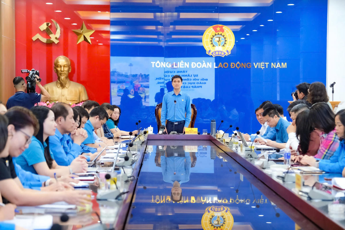 Ông Ngọ Duy Hiểu, Phó Chủ tịch Tổng LĐLĐ Việt Nam phát biểu tại hội nghị. Ảnh: PV