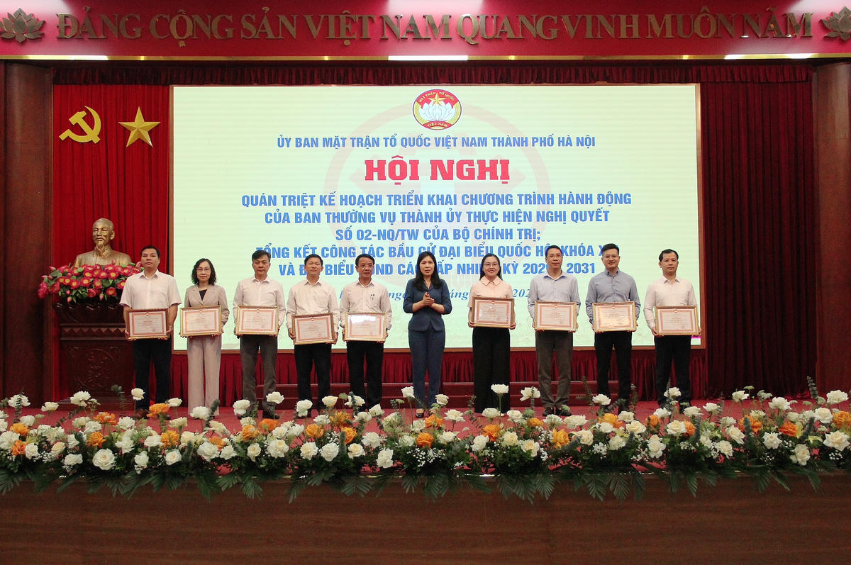 Phó Chủ tịch Thường trực Ủy ban MTTQ Việt Nam thành phố Hà Nội Trần Thị Phương Hoa trao Bằng khen các tập thể có thành tích xuất sắc trong công tác bầu cử. Ảnh: PV