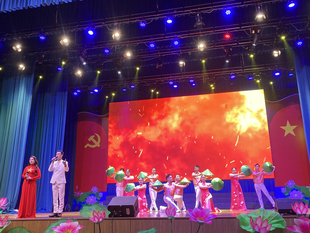 Chương trình tuyên truyền lưu động tại phường Bắc Giang, tỉnh Bắc Ninh diễn ra sôi nổi với các tiết mục đơn ca, tốp ca, hoà tấu nhạc cụ…