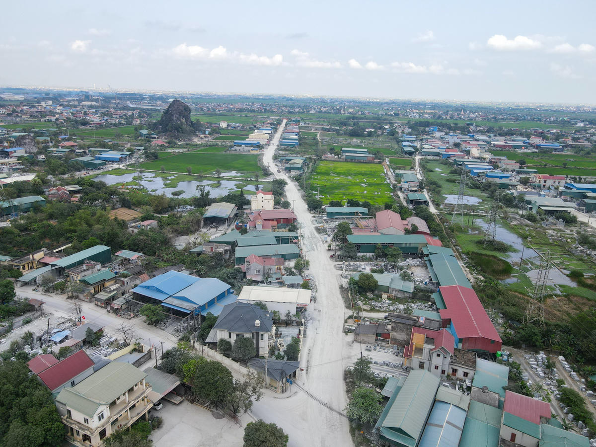 Làng nghề chế tác đá mỹ nghệ Ninh Vân hiện đang có hàng trăm cơ sở hoạt động. Ảnh: Đình Minh