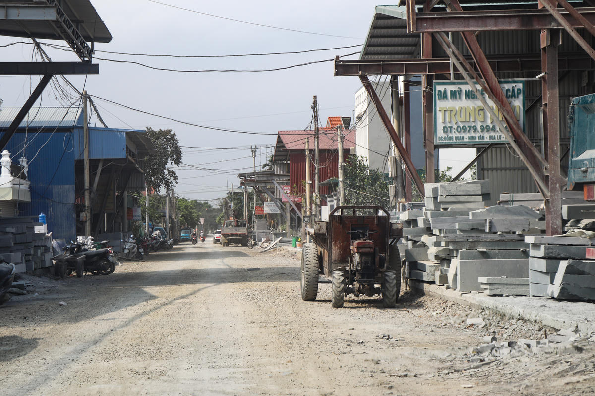 Ninh Bình: Chất thải đổ ngổn ngang, xe không biển số vẫn lưu thông tại làng nghề Ninh Vân