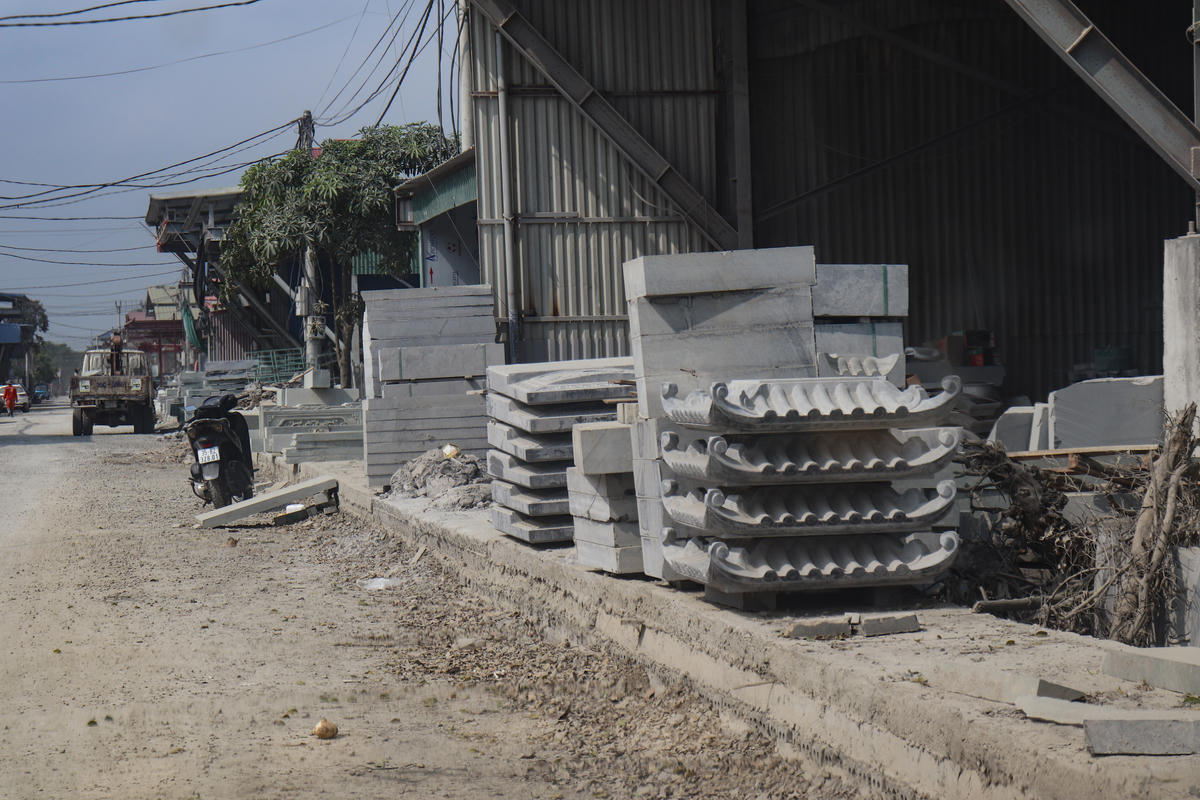 Đá thô và đá thành phẩm được các cơ sở tập kết thẳng trên mương tiêu dọc các tuyến đường dân sinh. Ảnh: Đình Minh